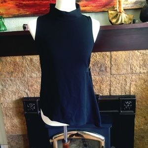 Black sleeveless shirt. Monteau